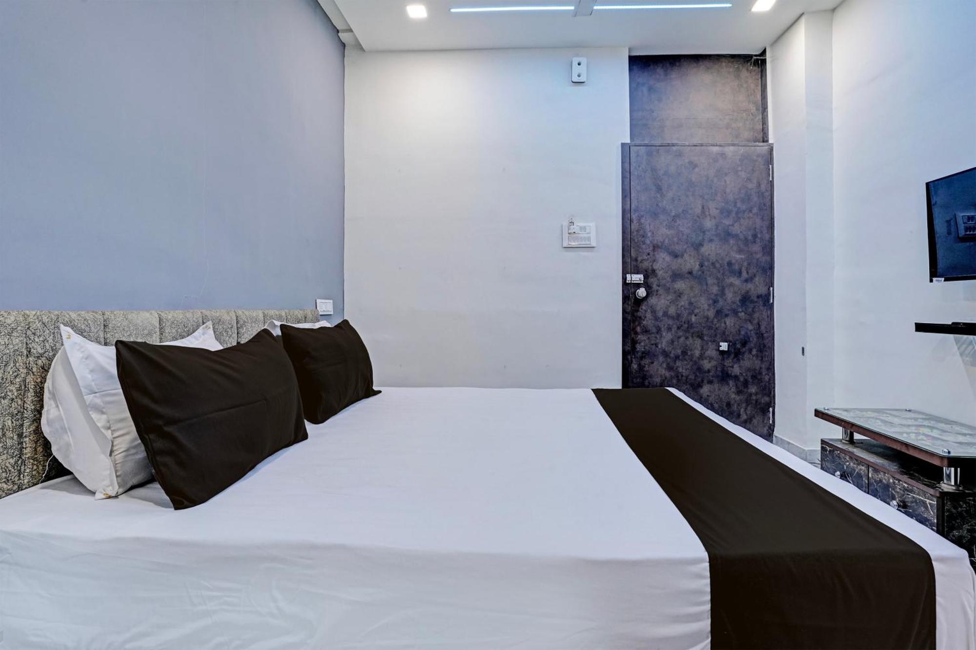 Hotel O White Palace Hotel Rajkot Exterior photo